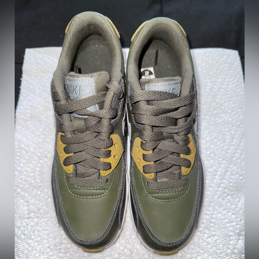 Nike Air Max 90 Essential - Size 4Y (New)